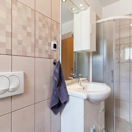 Дом отдыха In With Private Pool *