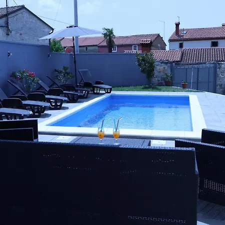 Дом отдыха In With Private Pool Smoljanci