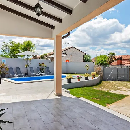 Дом отдыха In With Private Pool Smoljanci