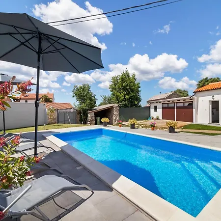 Дом отдыха In With Private Pool *