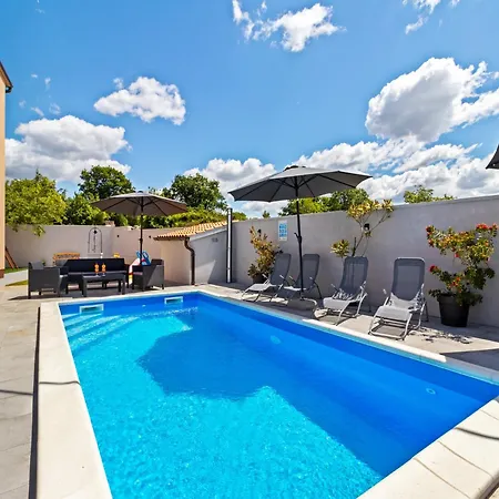 Дом отдыха In With Private Pool Smoljanci